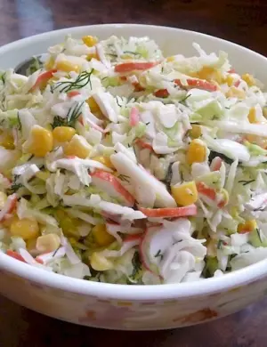 Салат с пекинской капустой и крабовыми палочками и кукурузой