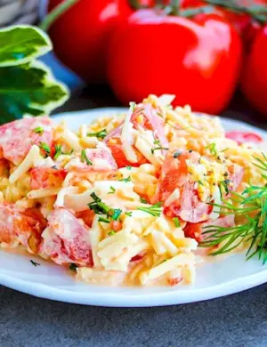 Салат с помидорами и сыром