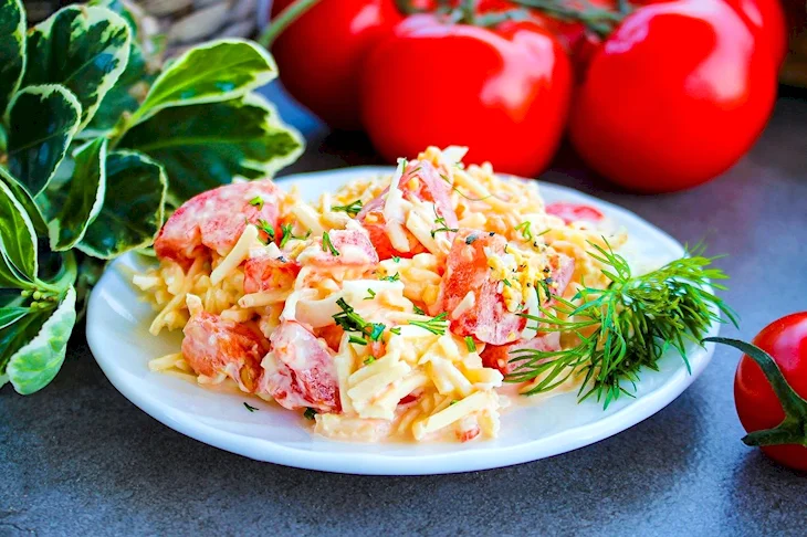 Салат с помидорами и сыром