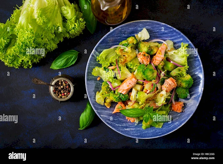 Салат с семгой и брокколи