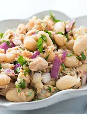 Салат с тунцом и белой фасолью