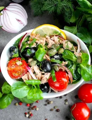Салат с тунцом и каперсами