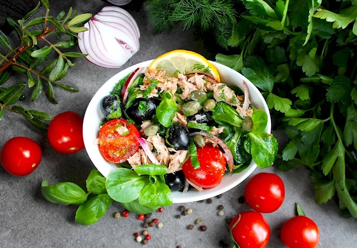 Салат с тунцом и каперсами