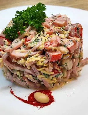 Салат с ветчиной и фасолью