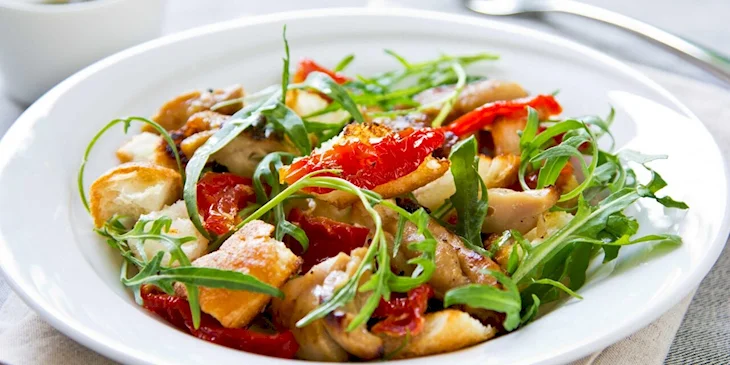 Салат с вялеными томатами и курицей