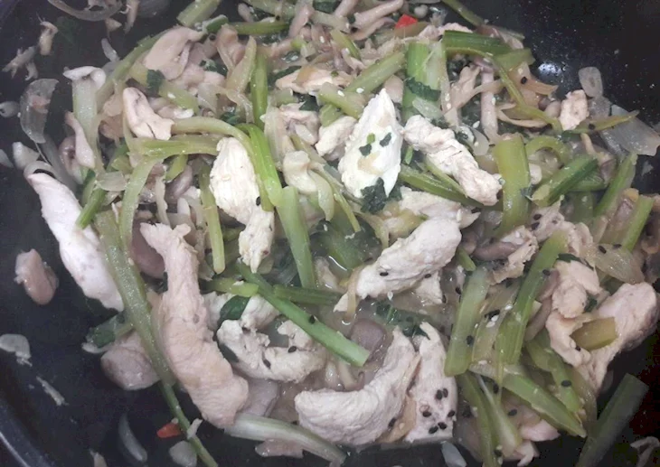 Сельдерей с куриной грудкой