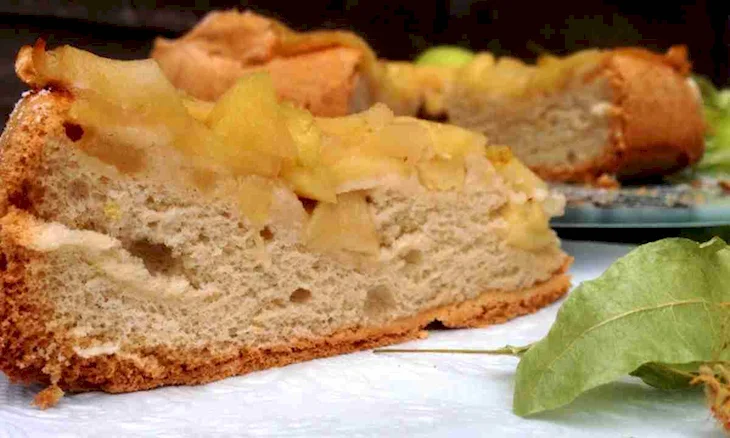Шарлотка с грушами