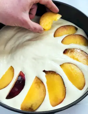 Шарлотка с персиками
