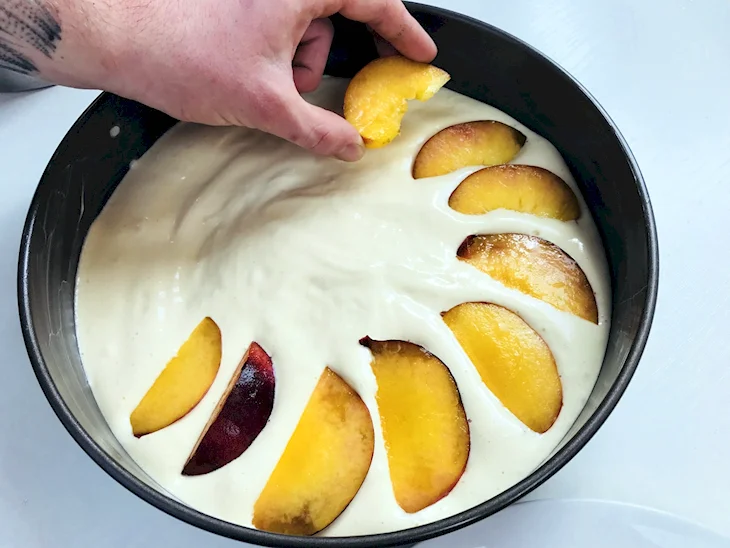 Шарлотка с персиками
