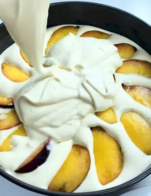 Шарлотка с персиками