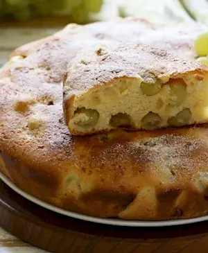 Шарлотка с виноградом