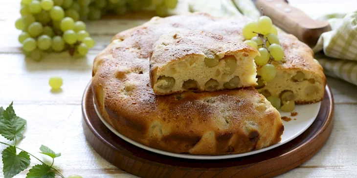Шарлотка с виноградом