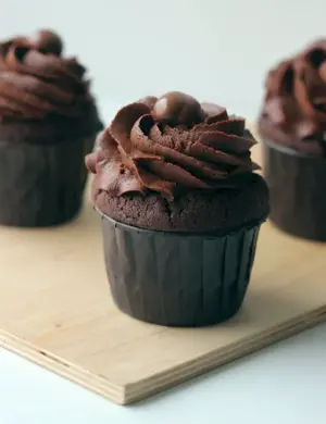 Шоколадные капкейки с кремом чиз