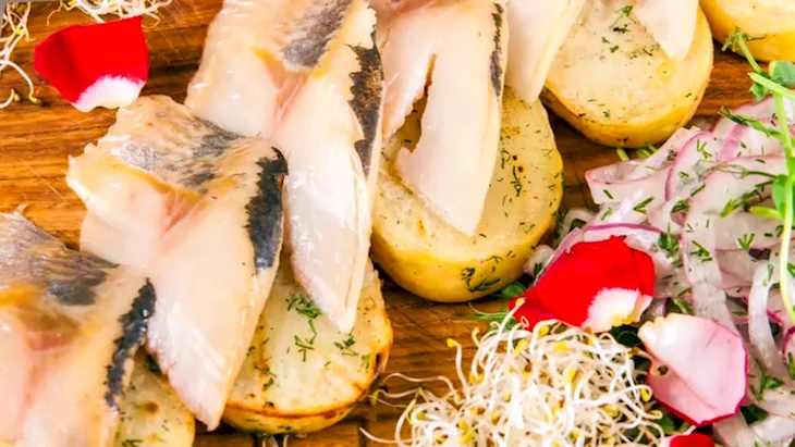 Скумбрия копченая с картошкой