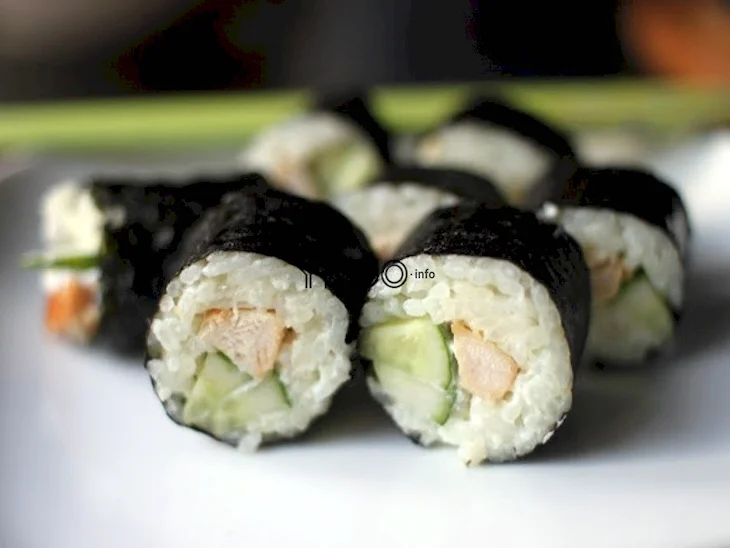 Сливочные роллы с курицей в нори