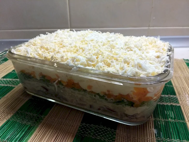 Слоеный салат из печени