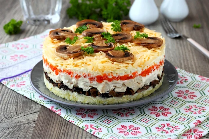 Слоёный салат с курицей и грибами