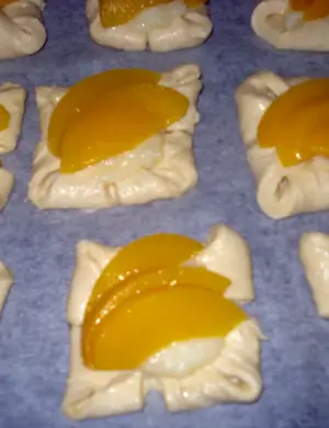 Слойки с консервированными персиками