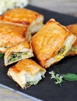 Слойки со шпинатом и сыром