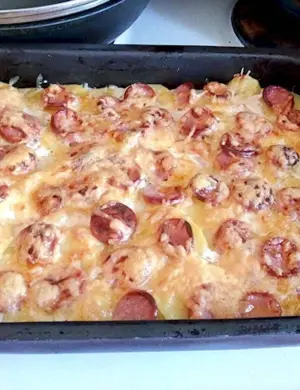 Сосиски в духовке с картошкой и сыром