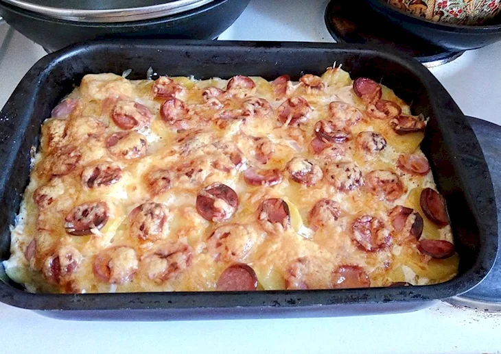 Сосиски в духовке с картошкой и сыром
