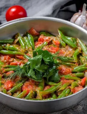 Стручковая фасоль с помидорами