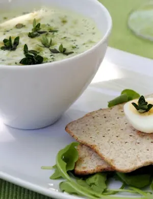 Суп с луком и яйцом