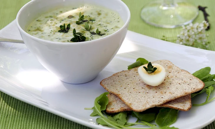 Суп с луком и яйцом