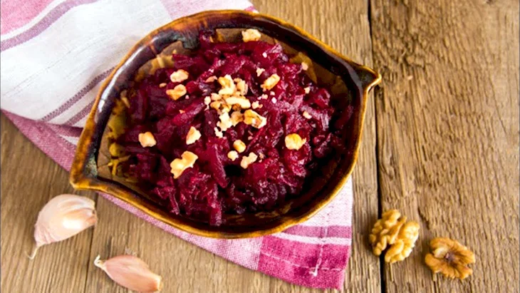 Свекольный салат с грецкими орехами