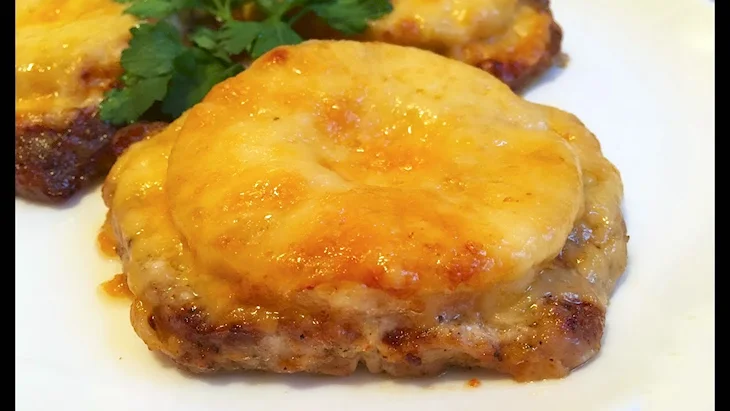 Свинина с ананасами в духовке