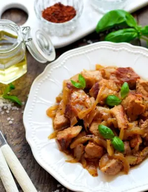 Свинина с луком
