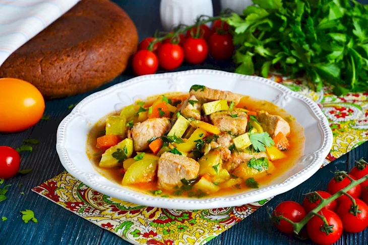 Свинина тушеная с овощами