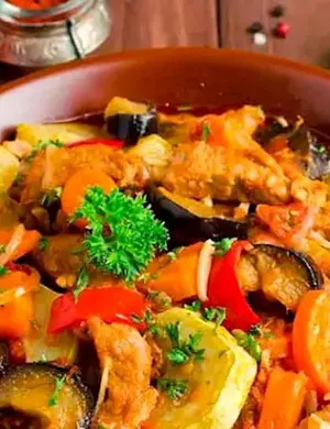 Свинина тушенная с овощами