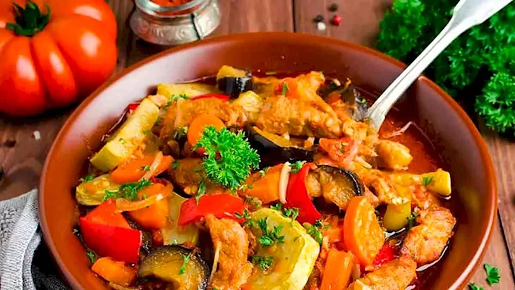 Свинина тушенная с овощами