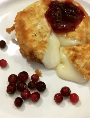 Сыр камамбер с брусничным соусом