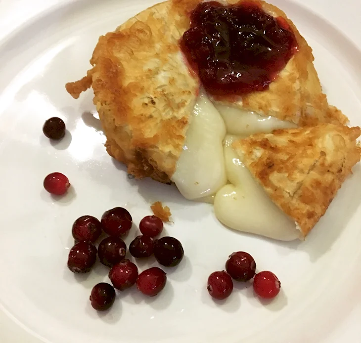 Сыр камамбер с брусничным соусом