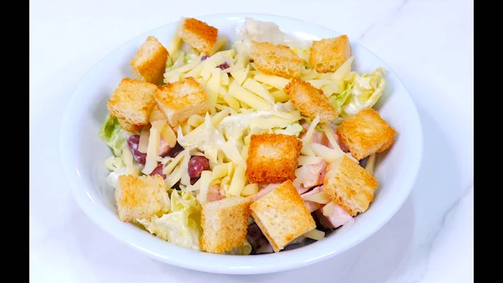Сырный салат с сухариками