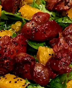 Теплый салат из куриной печени с руколой