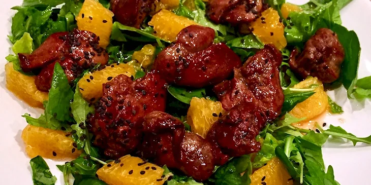 Теплый салат из куриной печени с руколой