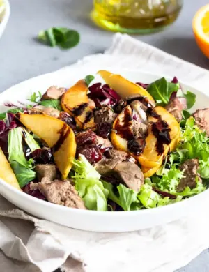 Теплый салат с куриной печенью и грушей
