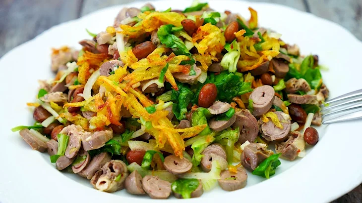 Теплый салат с куриными сердечками