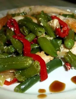 Тёплый салат с курицей перцем и стручковой фасолью