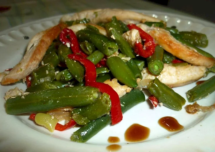 Тёплый салат с курицей перцем и стручковой фасолью