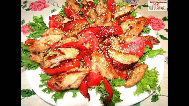 Тёплый салат с курицей сладким перцем и помидорами