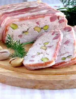 Террин мясной с фисташками
