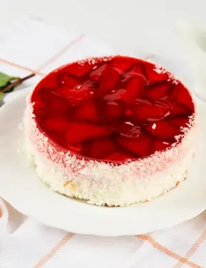 Торт покрытый клубникой