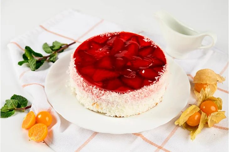 Торт покрытый клубникой