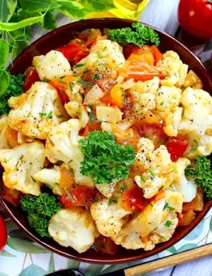 Цветная капуста с помидорами