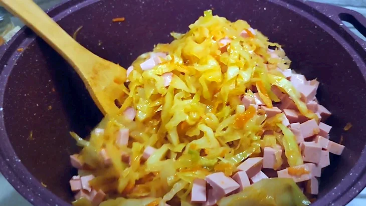Тушёная капуста с колбасой