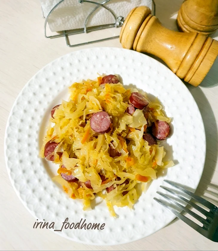 Тушёная капуста с сосисками